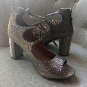 NWOT Mary Jane Style Chunky Gold Heels size 10Wide